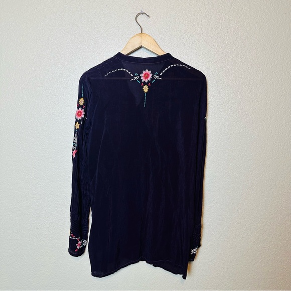 Johnny Was Women’s Embroidered Floral Plum Shirt Size Medium - Picture 3 of 6